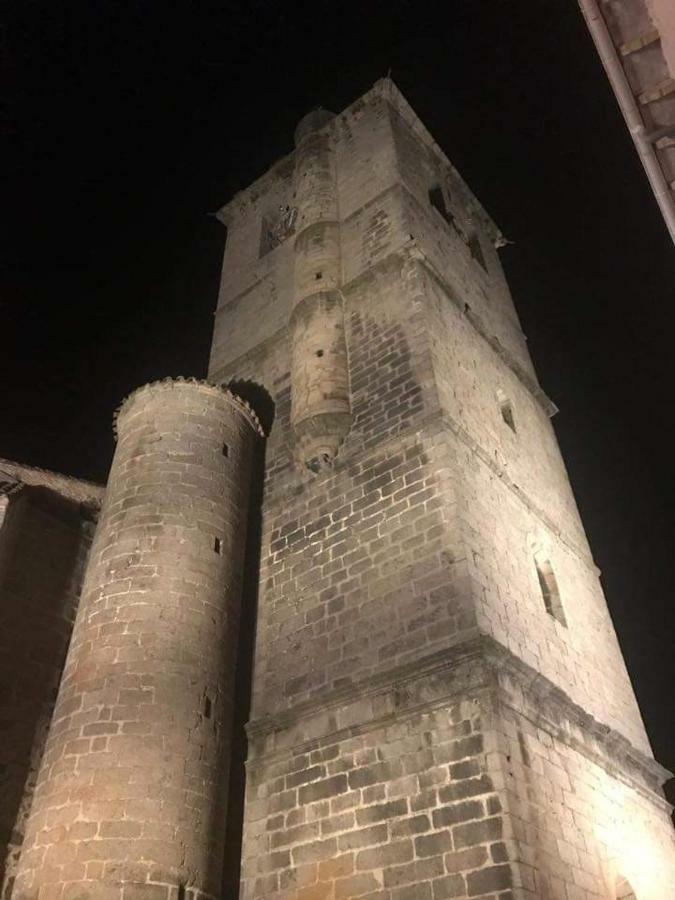 Los Callejones Arenas de San Pedro Luaran gambar